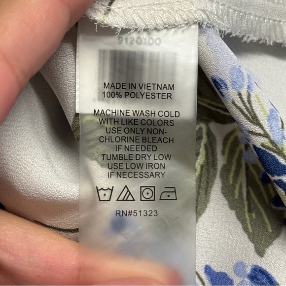 Vince Camuto Women’s Wrap Blouse Floral Print Size M - Picture 5 of 6